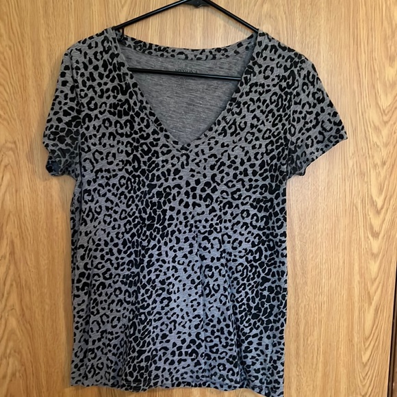 Merona Size Medium VNeck top - Picture 1 of 1